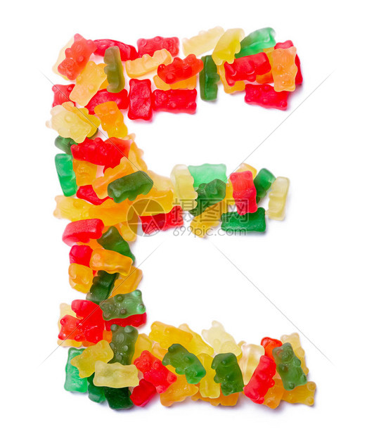 英文字母E来自白色孤立背景上的多色咀嚼果酱由儿童糖果熊制成的食物图案儿童设计图片