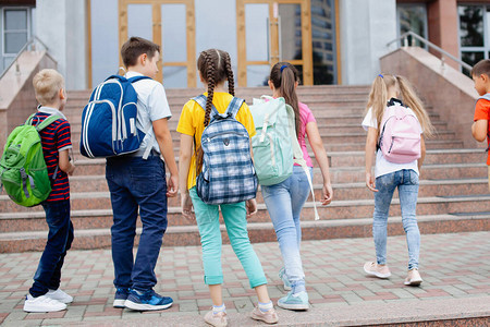 一群背包的学童在开始上课之前就站在学校门廊前图片