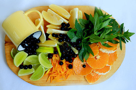 石灰柠檬橘子橙色的切片和薄荷黑褐色夏日凉汤尼可口饮料图片