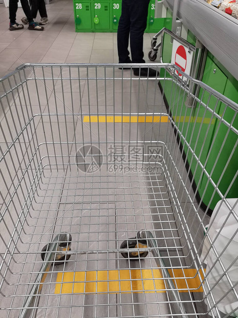 在超市商店用黄线标记图片