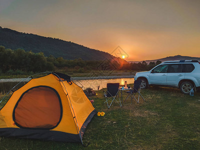 山河附近的汽车旅行概念露营地背景图片