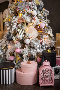 圣诞树下的粉红色盒子和礼物日光明亮的光线圣诞树图片