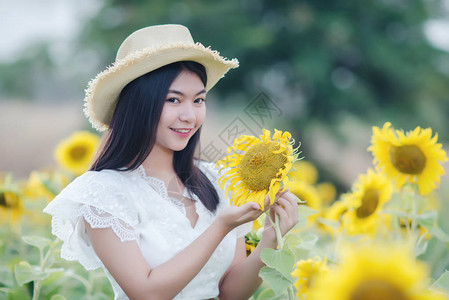 向日葵花海里的美女图片