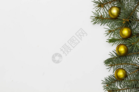 使用装饰球和绿松树枝制作的圣诞和新年贺卡的创意组合复图片