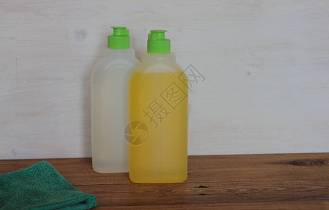 桌子上塑料瓶里的消毒剂和清洁剂图片