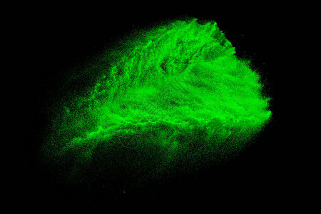 黑色背景绿色彩粉末的抽象喷射图片