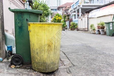 街道上的青黄垃圾和绿色垃圾社区背图片