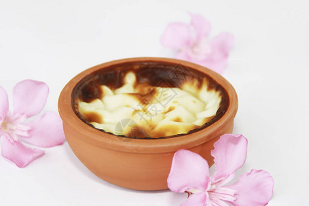 土耳其传统甜的粘土板上黏土烧菜白底图片