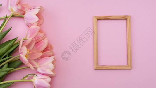 粉红色郁金香和木制相框背景图片