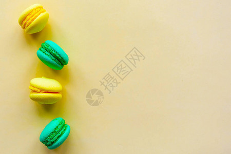 黄色背景的黄色和绿色甜美味红桃顶视图最小概念图片