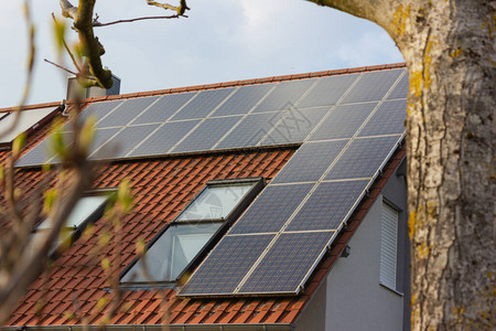在南德春日阳光明媚的日子屋顶上配有太阳能电池图片