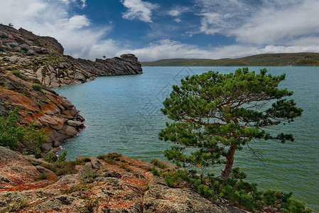 哈萨克斯坦东部巴亚努尔山脉周围有三座美丽的湖泊其中一座是托赖图片
