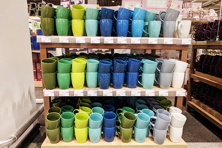 商店出售杯子在超市的货架上用不同彩色图片