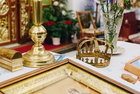 一座圣坛配有婚礼背景图片