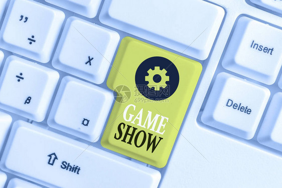 概念手写显示游戏节目电视或广播中的概念意义节目与赢得奖品的玩家白色pc键盘与白色背景图片