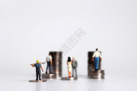 有成堆硬币的微型人雇主和工人之间经济图片
