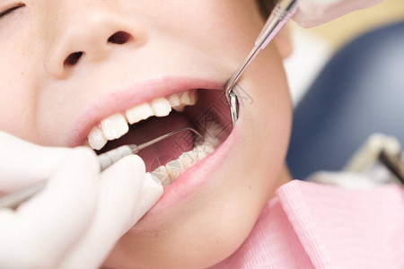 日本儿童接受牙科检查背景图片