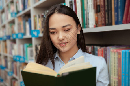 亚洲女学生在图书馆享受读书的特写有魅力的年轻女人选图片