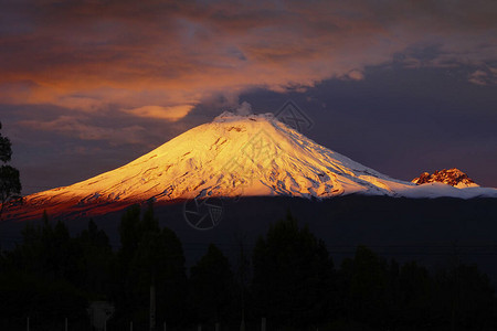 日落时科托帕希火山的景色图片