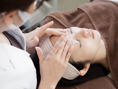 接受面部护理的日本女图片