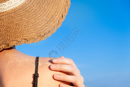 一位年轻女士身戴海滩帽子图片