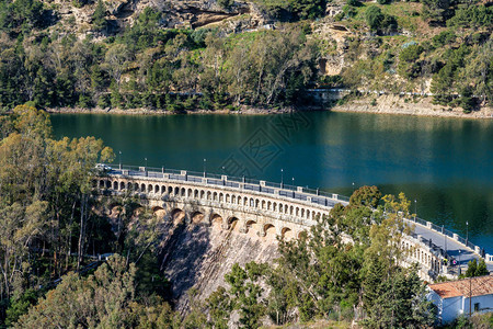 EmbalsedelCondedeGuadalhorce水库上的高架桥图片