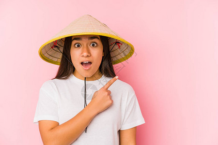 戴着越南帽子的年轻亚洲妇女与世隔绝戴着越南帽子的年轻亚洲图片