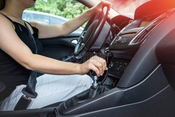 女人驾驶带方向盘的汽车图片