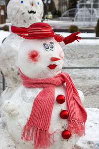 冬街上一个装饰的雪图片