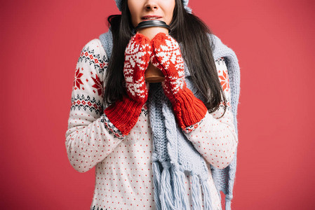 穿着冬围巾和手持咖啡的手套在红色图片