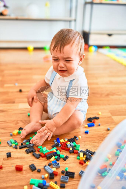 可爱的小孩在幼稚园到处哭泣在很图片