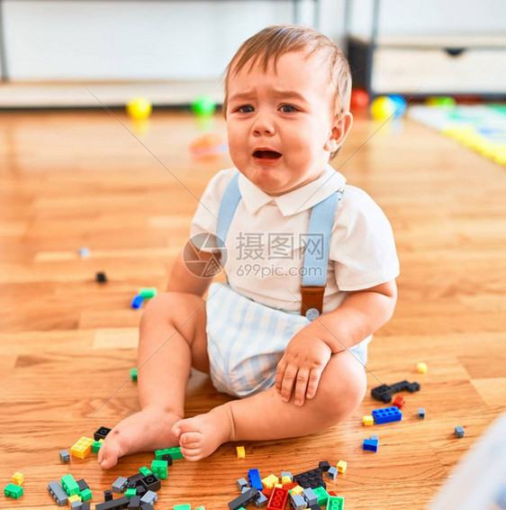 可爱的小孩在幼稚园到处哭泣在很图片