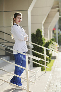 美丽的女医生或护士的肖像预防Covid19保健概念颈部上方的立体镜图片