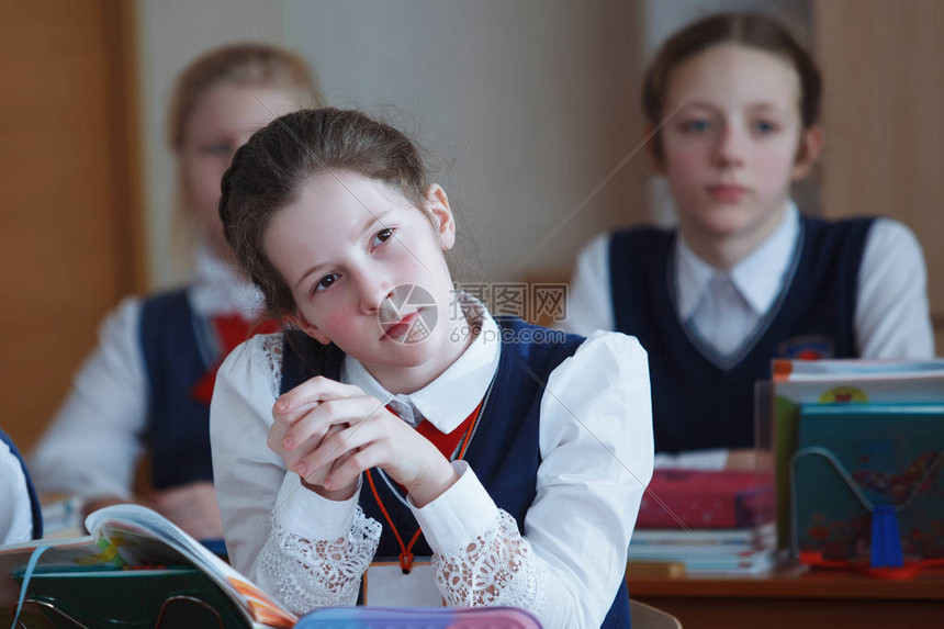 小学生在小学上课女孩看着老师俄罗斯的教育高清图片下载-正版图片504365390-摄图网