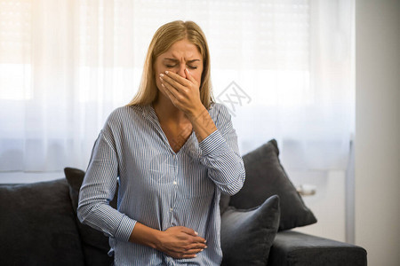 年轻女人肚子里有东西她要吐了图片