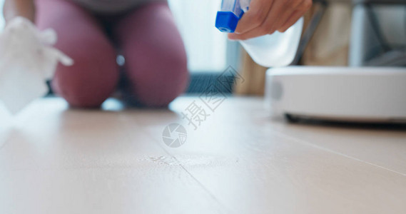 女人在家用纸巾擦地板图片