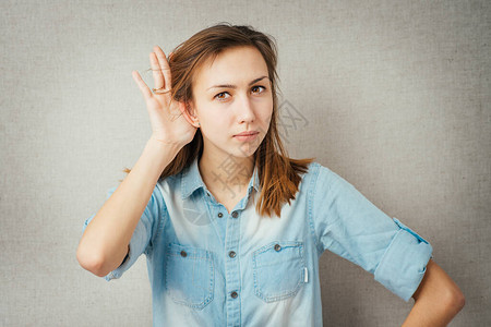 年轻女人倾听女孩的图片