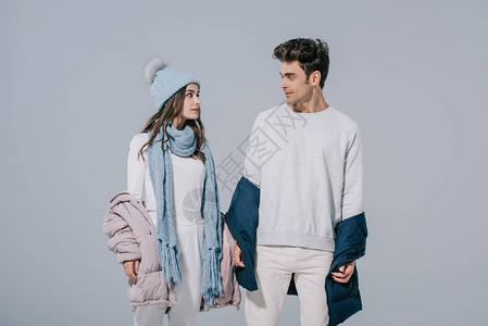 漂亮时尚的年轻夫妇穿着温暖的冬装图片