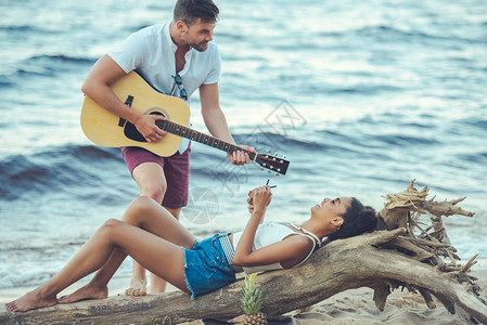 在沙滩上喝椰子鸡尾酒给非裔美籍女友图片
