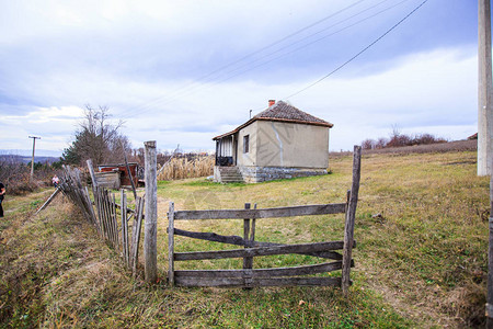传统的农村房屋和农场乡村景观塞尔维亚的一个村庄图片