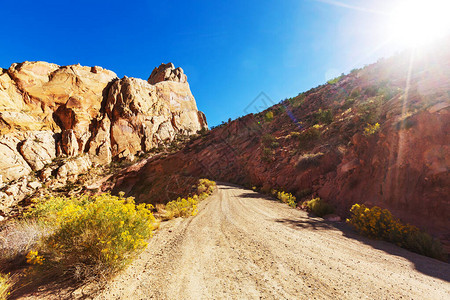 山间风景秀丽的公路旅行背景图片