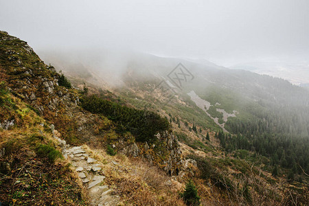 美丽的风景照片拍摄于波兰贝斯基迪山与雾巴比亚戈拉早晨图片