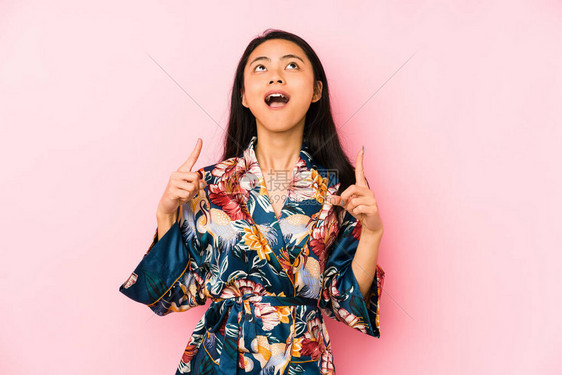 年轻女人穿着麻黄花用手孤图片