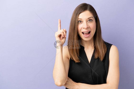 白种黑发女人想出一个好主意把她的手指图片
