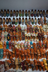 展出各种设计的传统mojari鞋Juttis这些是用皮革制成的鞋子图片