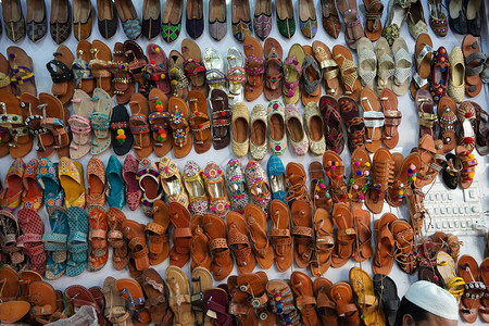 展出各种设计的传统mojari鞋Juttis这些是用皮革制成的鞋子图片