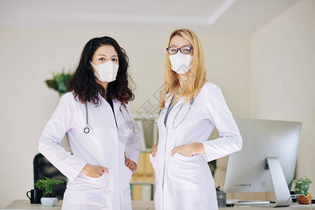 在医院工作的两名身戴保护面罩的年轻自信医疗实图片