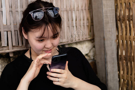 一位年轻女在放松时图片