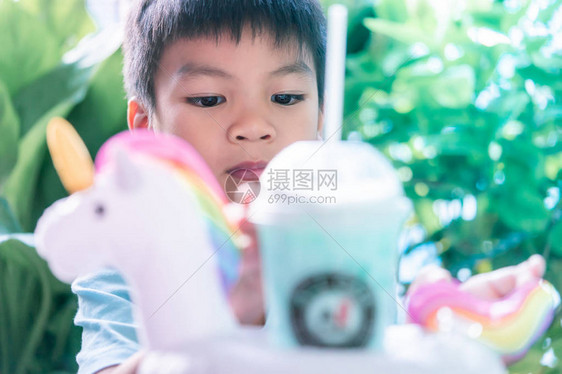 亚洲小男孩正在喝独角兽牛奶图片