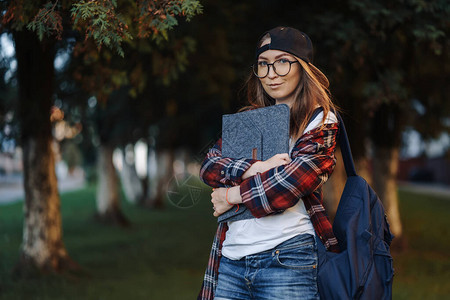 快乐的年轻女学生身着休闲服装图片